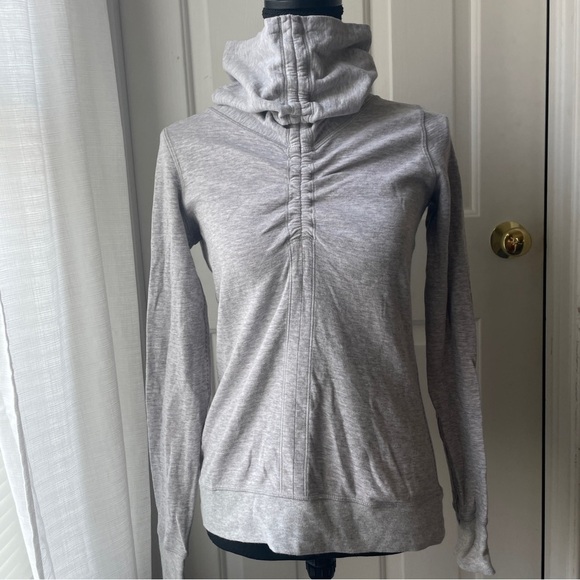 Lululemon In a Cinch Long Sleeve Shirt Size 2 Gray Pink Stripe - Picture 1 of 10
